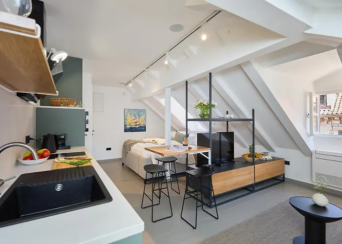 Bota Palace Alojamento de Acomodação e Pequeno-almoço 4*